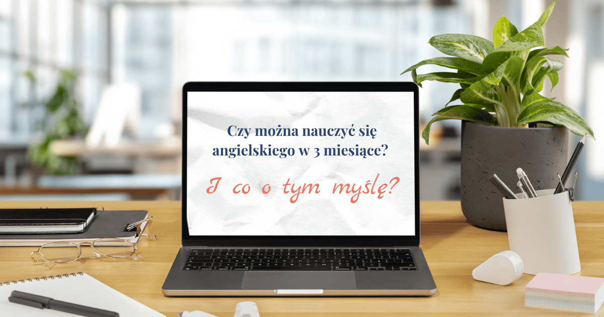 Komputer na biurku w biurze, na którym jest napis: Czy można nauczyć się angielskiego w trzy miesiące i co o tym myślę?